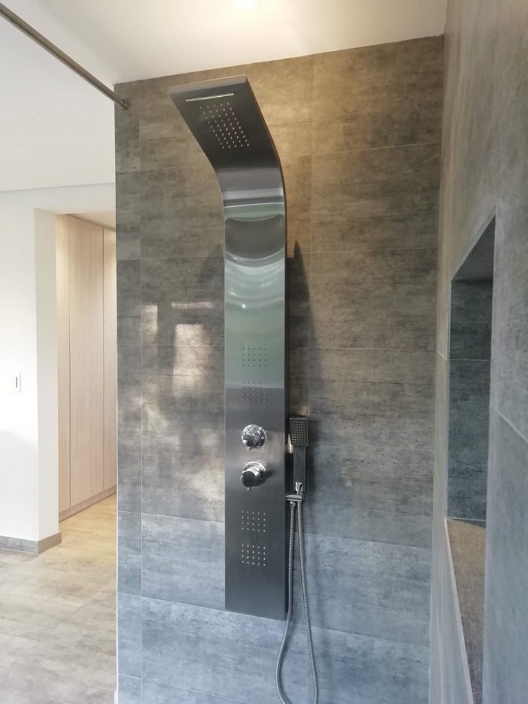 Details Chantier Renovation Maison Salle De Bain Douche Italienne Avec Robinet Multijets Et Revetement Mural Carrelage Grand Format Plus Niche Benazra.com