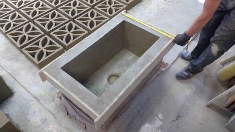 Fabrication Sur Mesure Dun Evier En Beton Cire Avant Montage Sur Plan De Travail Cuisine Details De Chantiers Travaux De Renovation Architecte Maitre Doeuvre Benazra.com