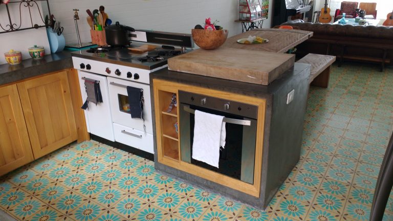 Plan De Travail En Beton Cire Et Meubles Bas En Pin Massif Avec Cuisiniere A Lancienne Details De Chantiers Travaux De Renovation Architecte Maitre Doeuvre Benazra.com
