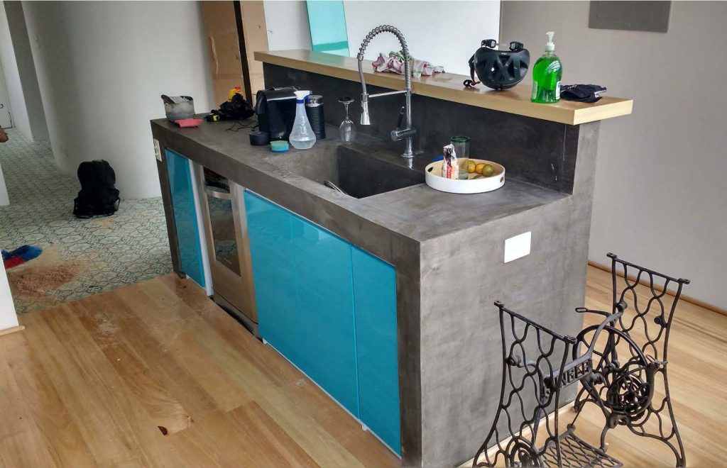 Renovation Appartement Avec Cuisine En Beton Cire Et Meubles Bas Peinture Poliuretane Bleu Turquoise Details De Chantiers Architecte Maitre Doeuvre Benazra.com