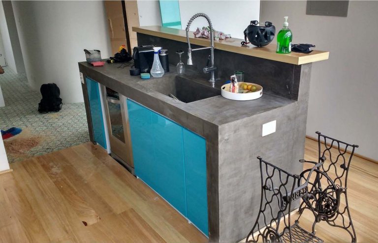 Renovation Appartement Avec Cuisine En Beton Cire Et Meubles Bas Peinture Poliuretane Bleu Turquoise Details De Chantiers Architecte Maitre Doeuvre Benazra.com