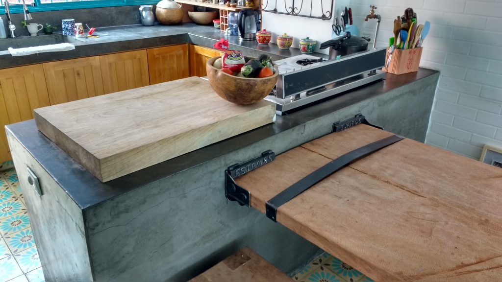 Vue De Table A Manger En Bois Massif Incruste Dans Plan De Travail De Cuisine Details De Chantiers Travaux De Renovation Architecte Maitre Doeuvre Benazra.com