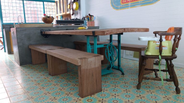 Vue Sur La Table A Manger En Bois Massif Une Seule Piece Et Pied Vintage Support De Machine A Coudre Details De Chantiers Travaux De Renovation Architecte Maitre Doeuvre Benazra.com