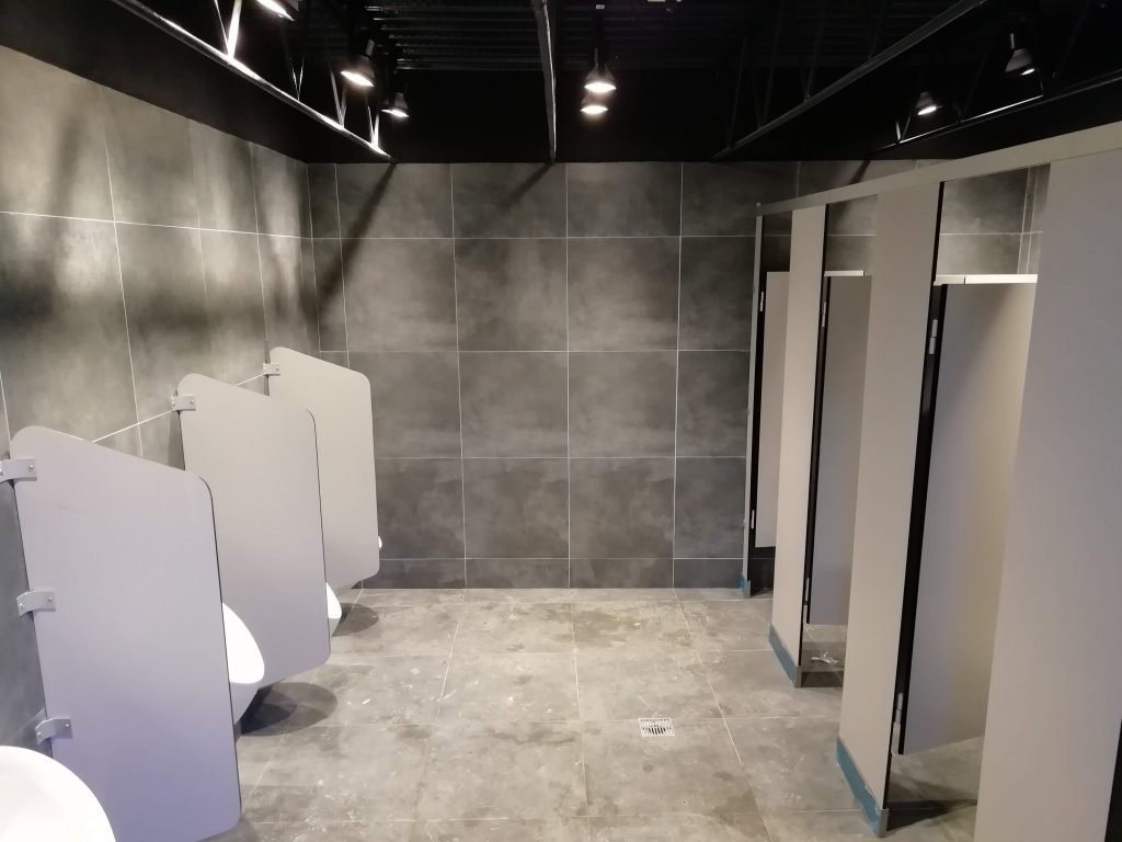 Detail Cabines Toilettes Urinoirs Sols Murs Carrelage Gris Fonce Travaux Renovation Construction Neuve Architecte Maitre Doeuvre Paris Benazra.com