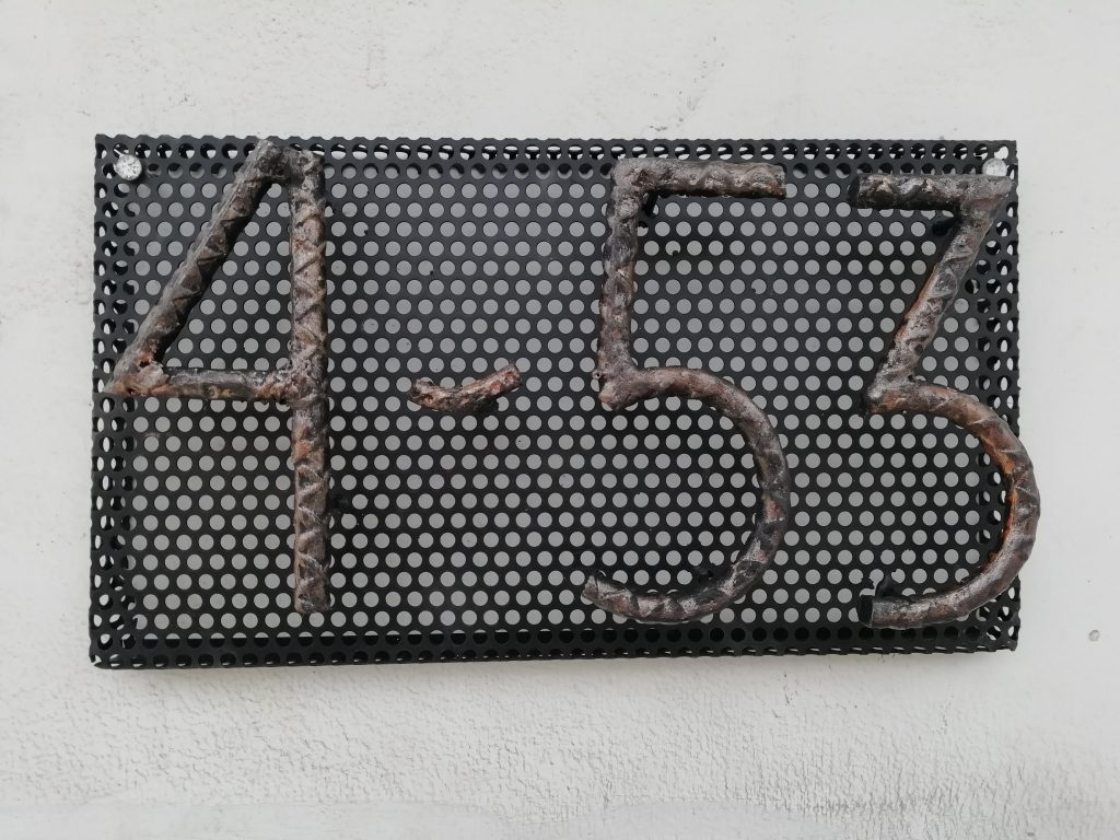 Detail De Plaque Adresse En Acier Sur Grille Microperforee Travaux Renovation Construction Neuve Architecte Maitre Doeuvre Paris Benazra.com