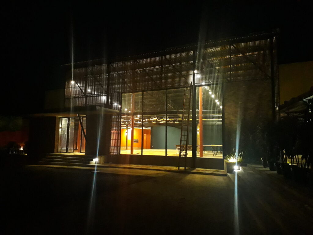 Details Chantier Renovation Totale Restaurant Vue Nocture Facade Vitree Laterale Benazra.com