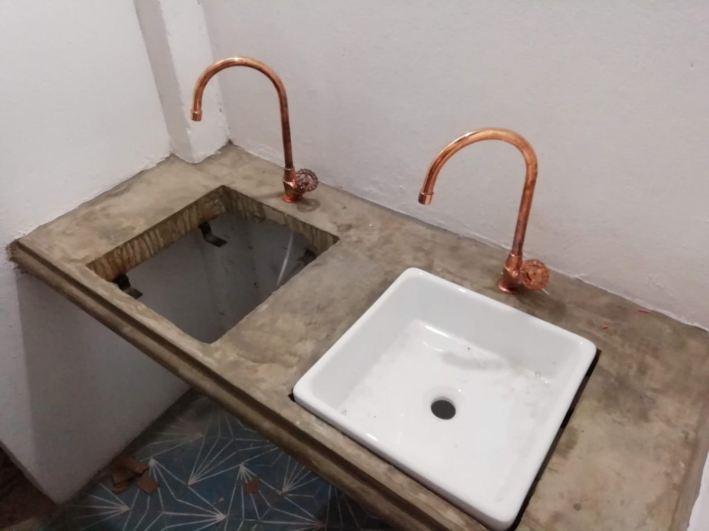Details Double Lavabo Sur Plan De Travail En Beton Et Robinets Cuivre Travaux Renovation Construction Neuve Architecte Maitre Doeuvre Paris Benazra.com