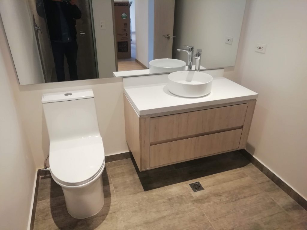 Vue Densemble Salle De Bain Renovee Avec Meuble Lavabo Flottant Travaux Renovation Construction Neuve Architecte Maitre Doeuvre Paris Benazra.com