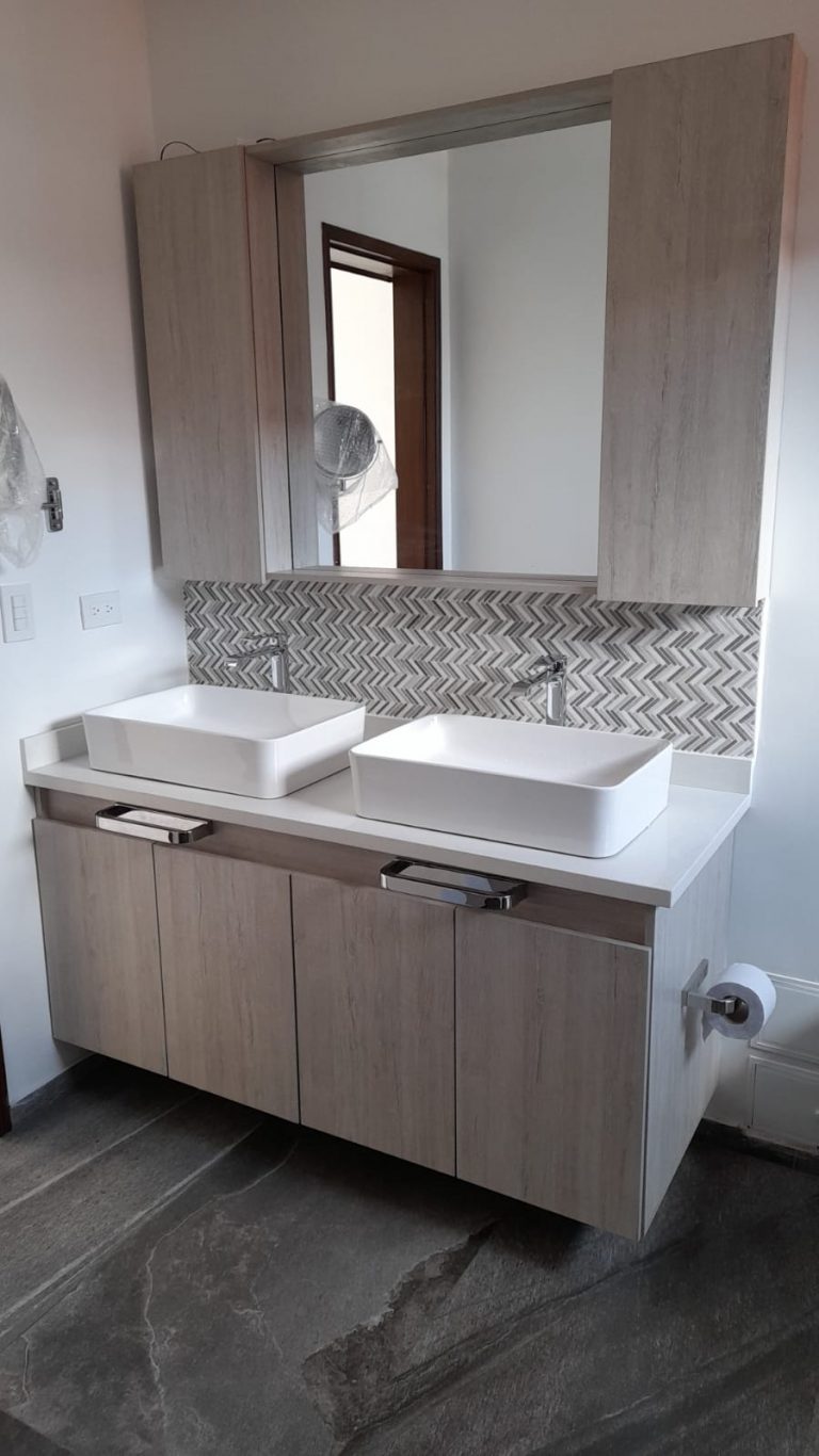 Mueble lavamanos flotado con poceta doble y salpique_benazra.com